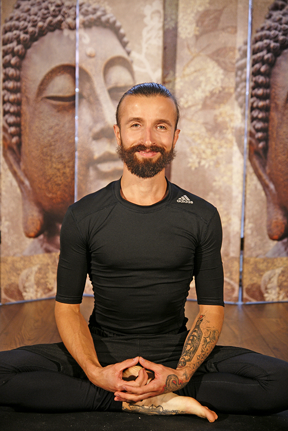 Yoga Lehrer Vladimir aus dem Yogaraum Ravensburg hat kurze braune Haare und einen Bart.