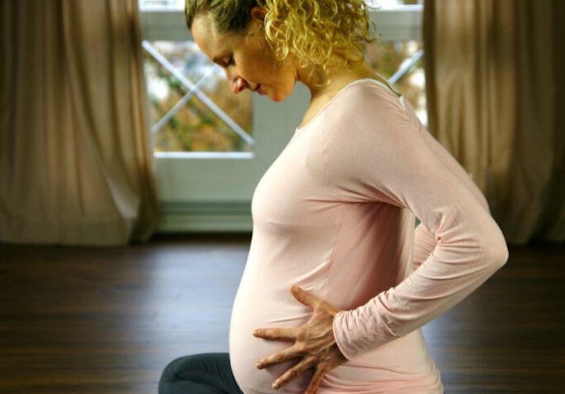 Frau mit Babybauch macht Yoga in der Schwangerschaft im Yogaraum Ravensburg.