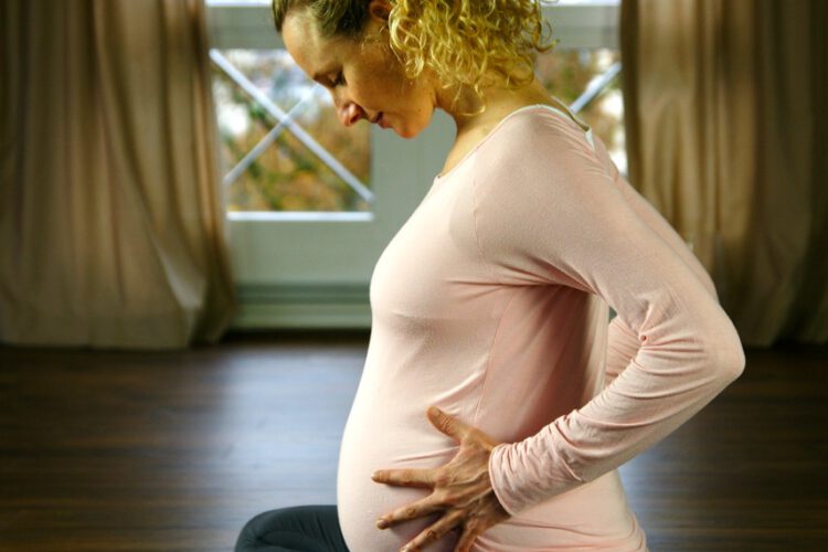 Frau mit Babybauch macht Yoga in der Schwangerschaft im Yogaraum Ravensburg.